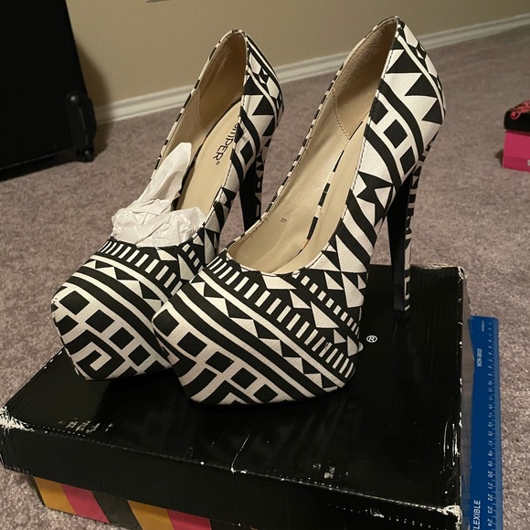 Black and white Aztec pattern platform heels - Picture 6 of 11